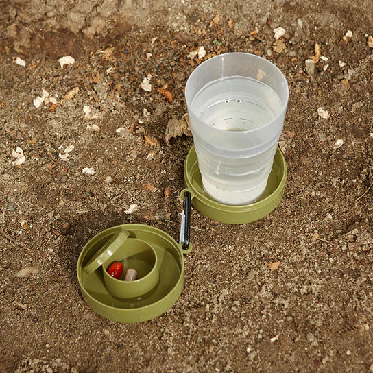 Zusammenklappbarer Becher mit Pillenfach