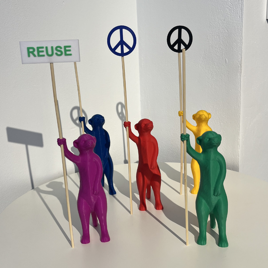 RE:FORM Erdmännchen 18cm (mit Schild)